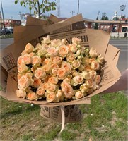 букет из кустовых кремовых роз